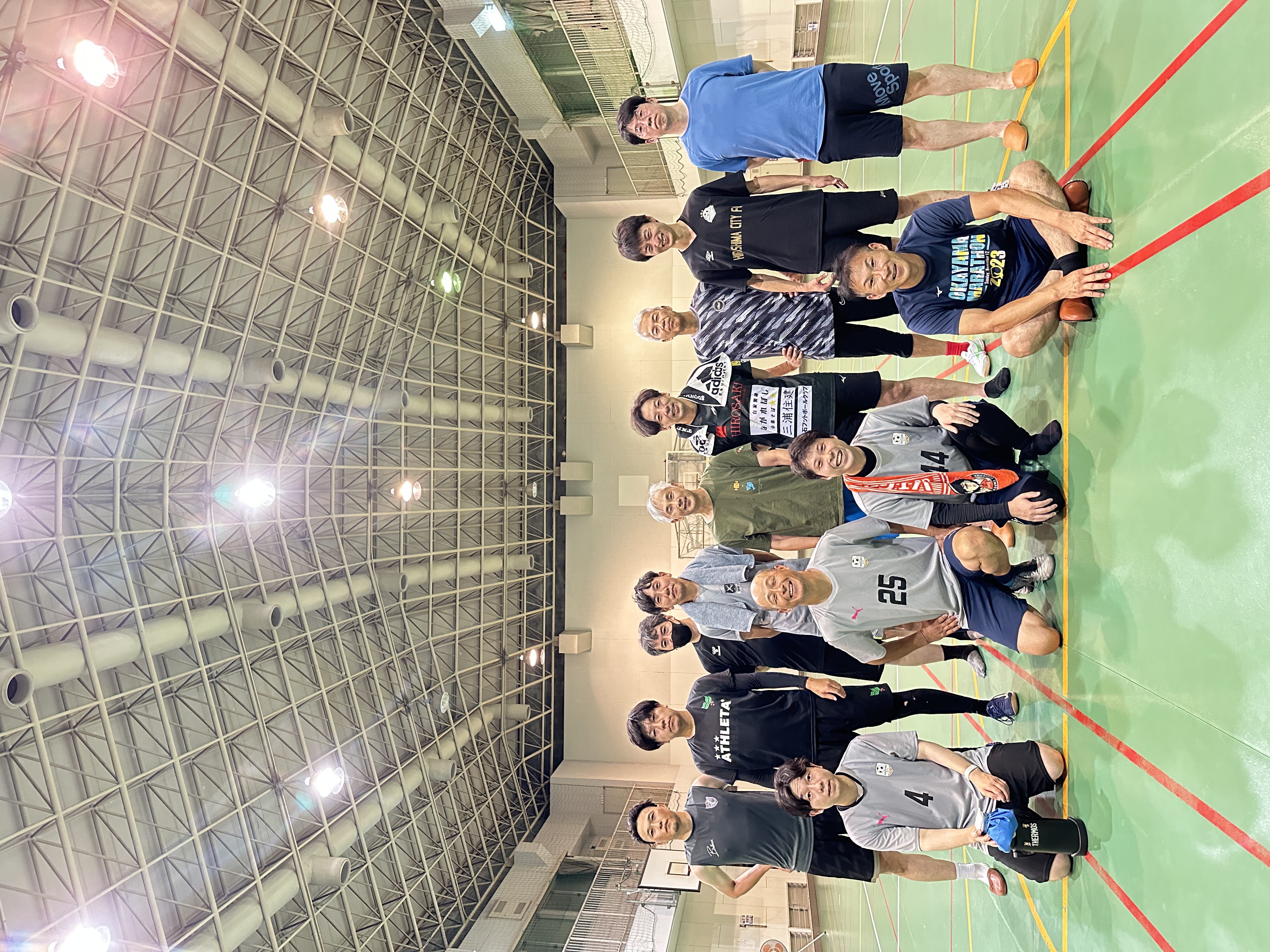 室内サッカーに参加した皆さんの集合写真