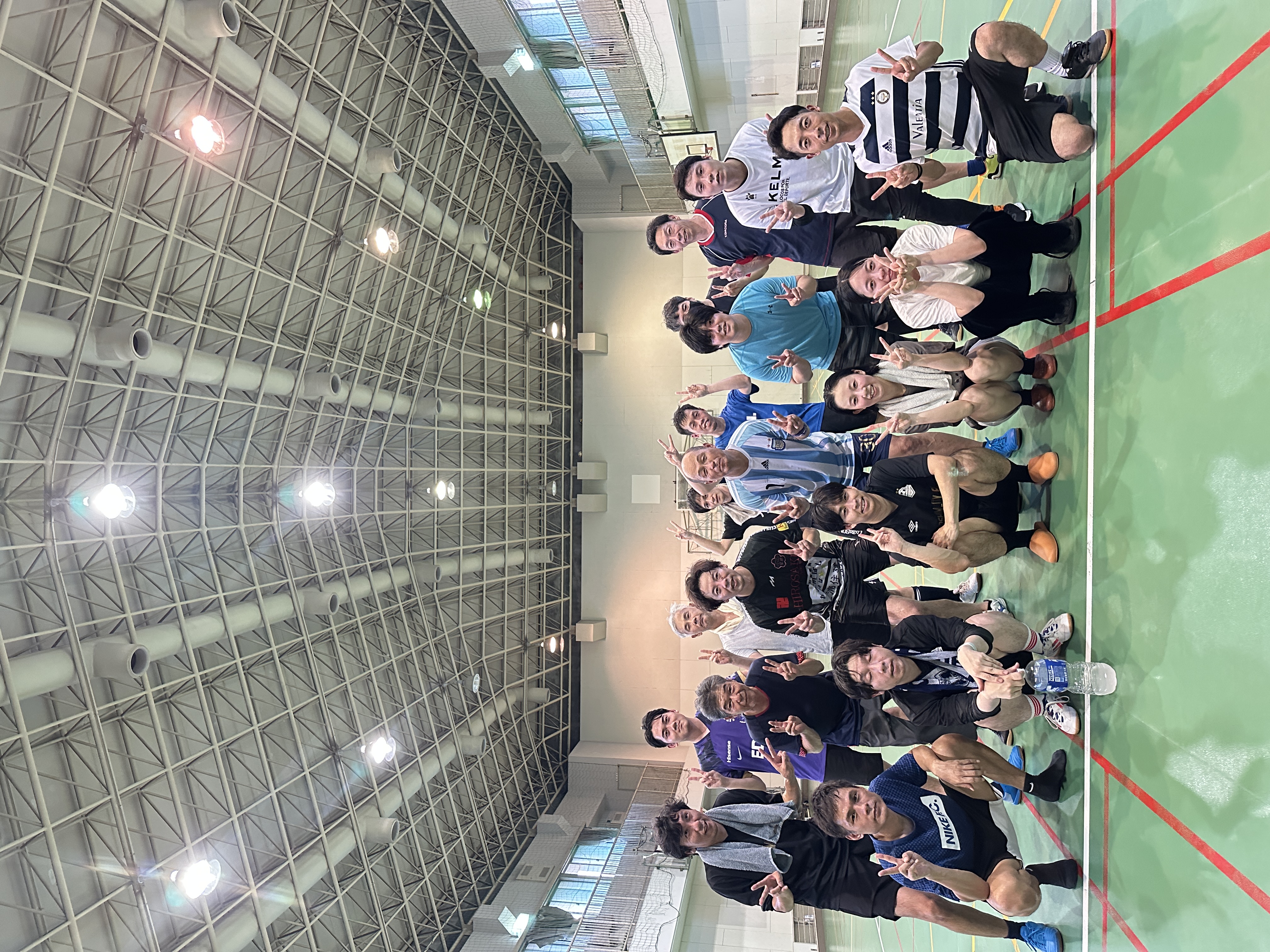 男女で室内サッカーを楽しむ参加者の集合写真
