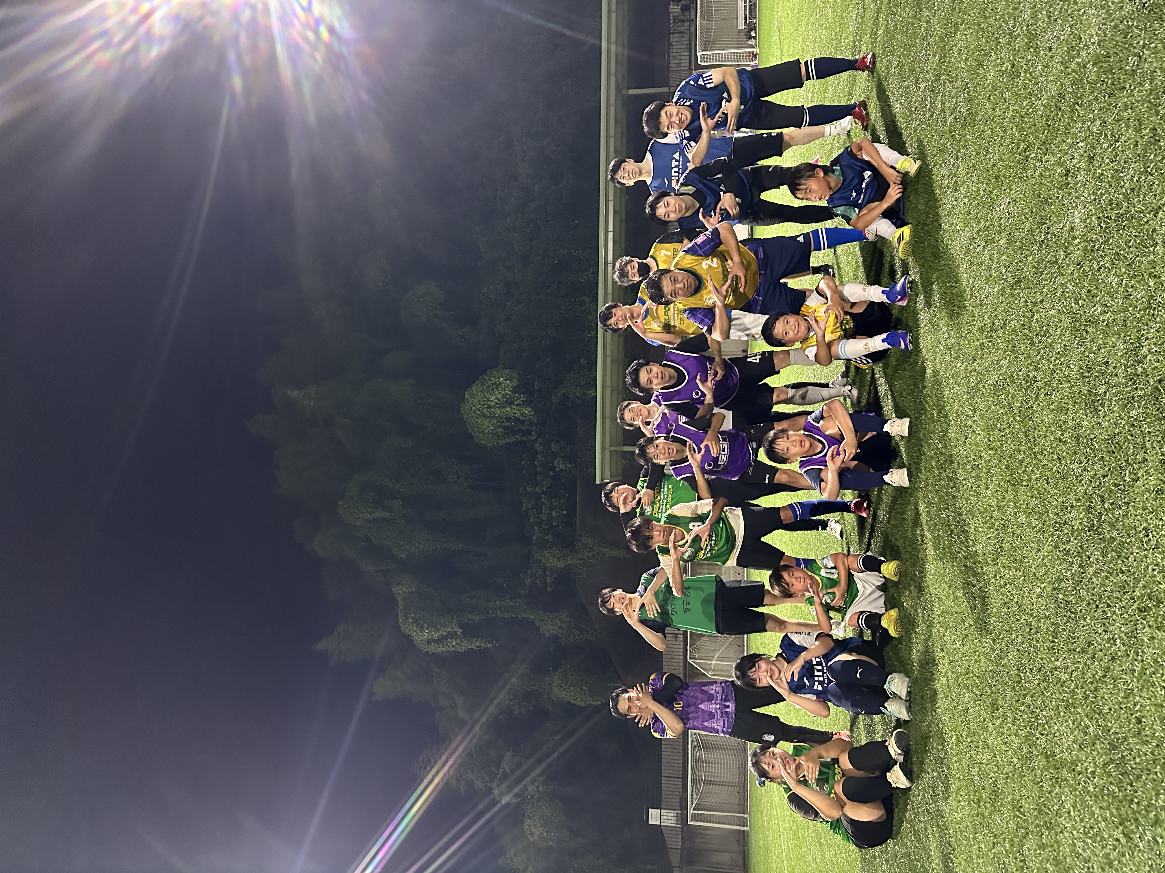 屋外サッカーに参加した皆さんの集合写真